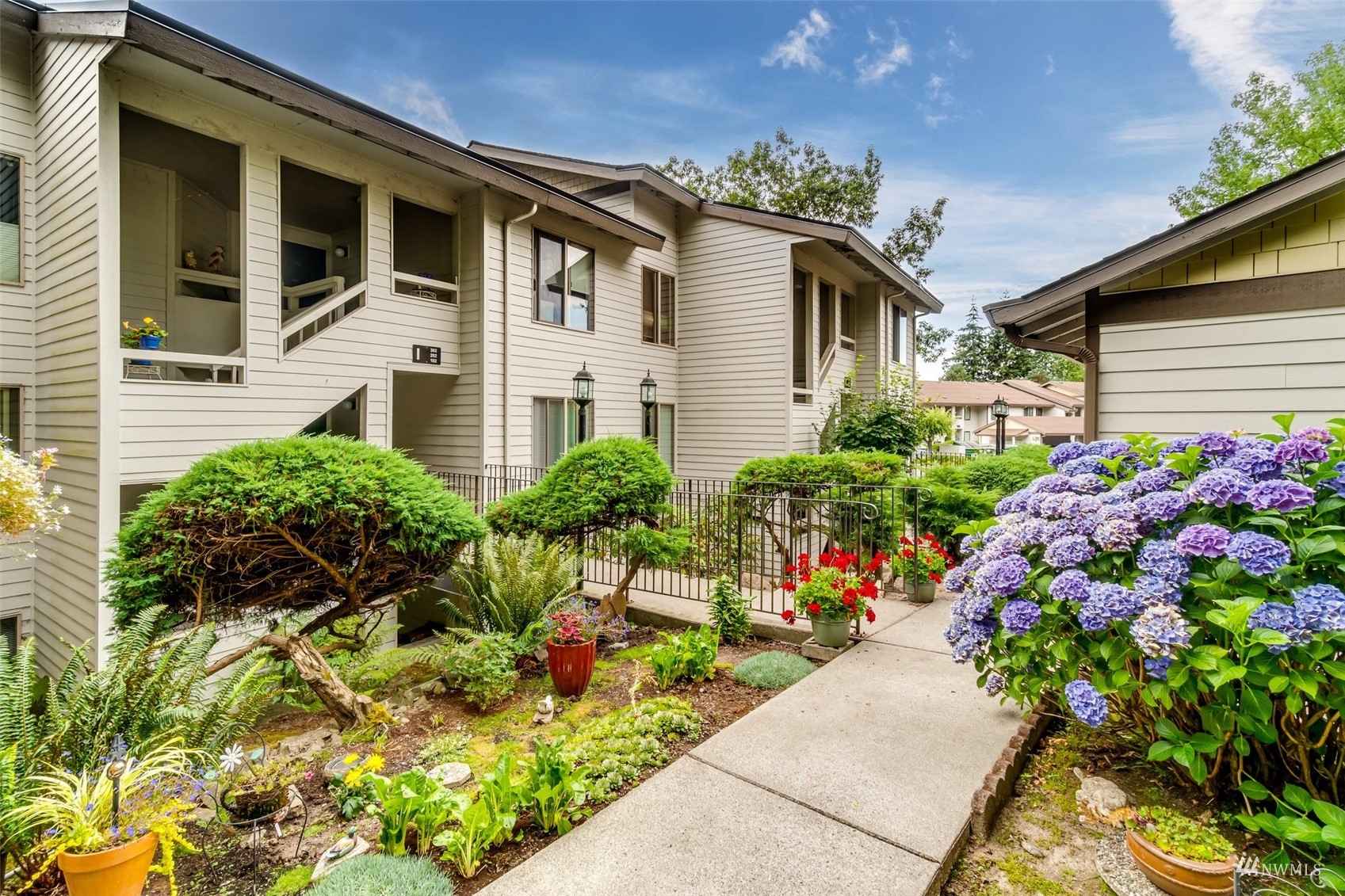 Lake Ballinger Estates Condos For Sale at Lake Ballinger Estates in Mountlake Terrace, WA