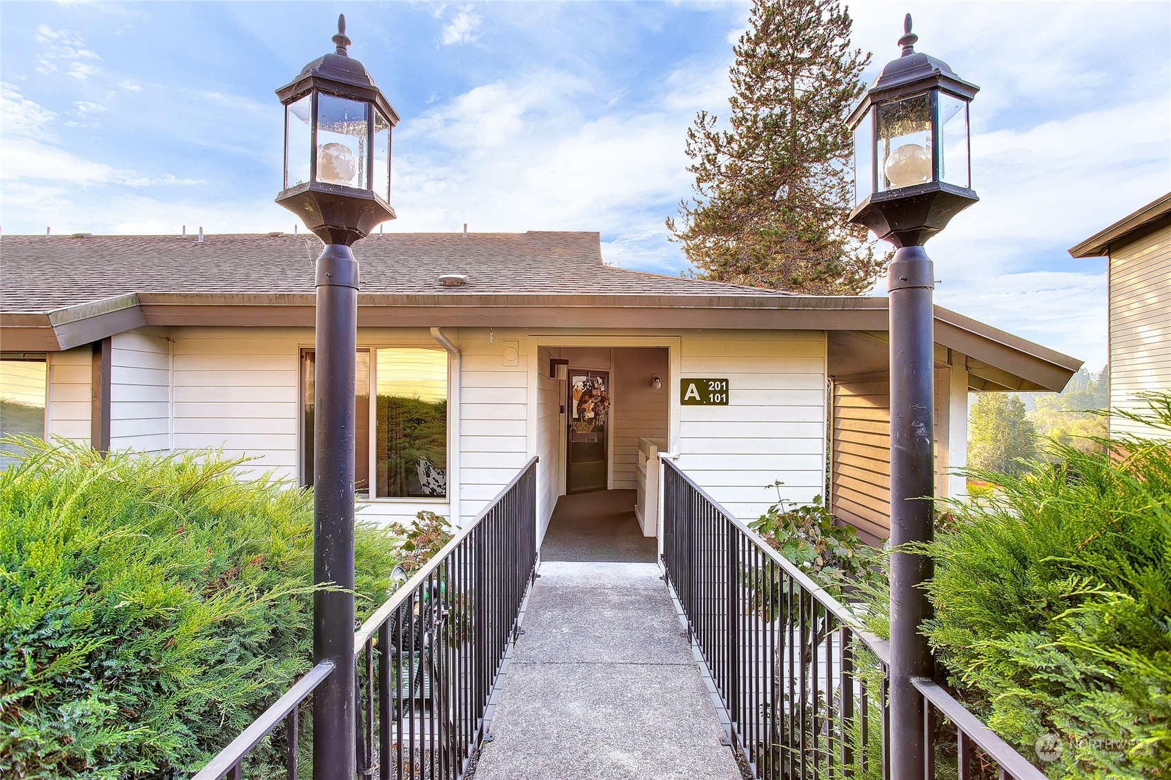 Lake Ballinger Estates Condo, Mountlake Terrace, WA Condos For Sale