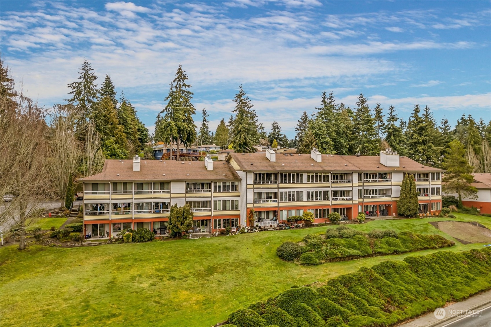 Lake Ballinger Estates Condos For Sale at Lake Ballinger Estates in Mountlake Terrace, WA