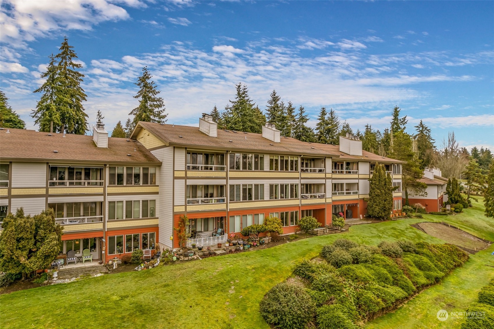 Lake Ballinger Estates Condos For Sale at Lake Ballinger Estates in Mountlake Terrace, WA