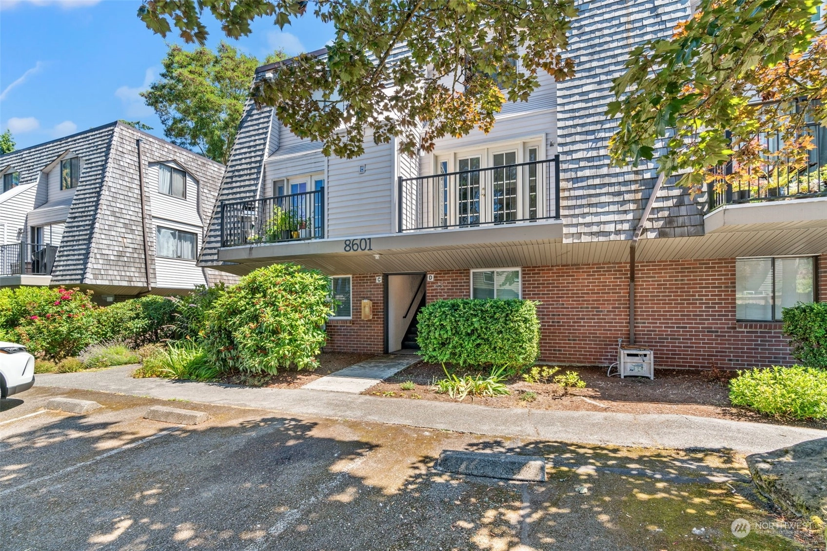 Les Chateaux Condos For Sale at Les Chateaux in Edmonds, WA Wicklund