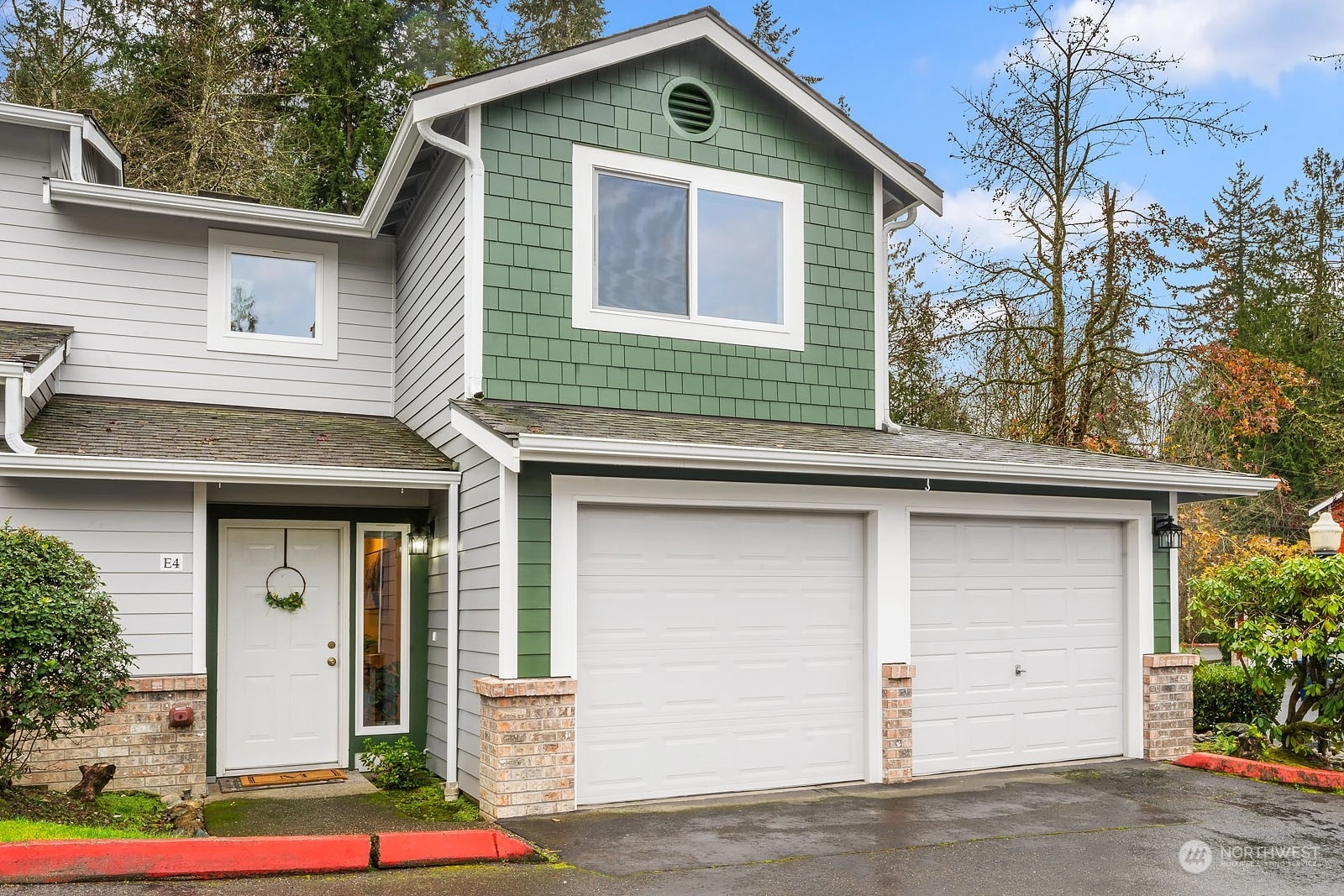 Canyonwood Townhomes and Townhouses For Sale at Canyonwood in Bothell