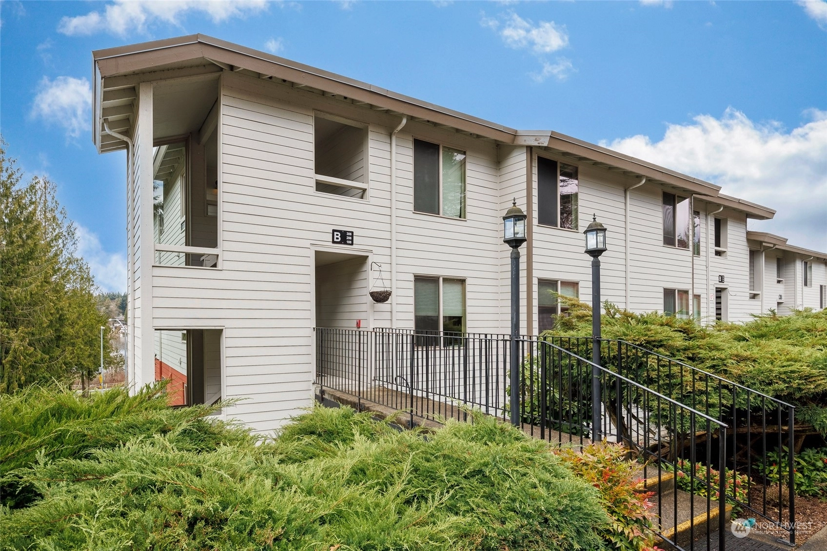 Lake Ballinger Estates Condos For Sale at Lake Ballinger Estates in Mountlake Terrace, WA