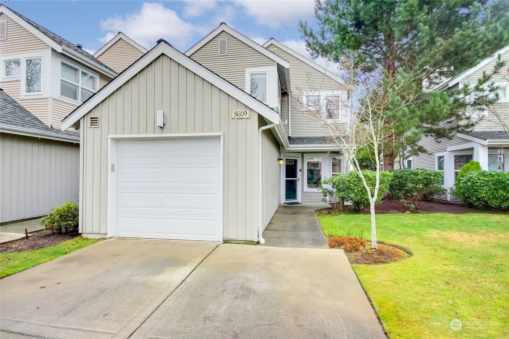 The Grove at Harbour Pointe Townhomes and Townhouses For Sale at The